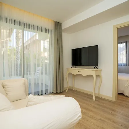 Channel Aparthotel 3*