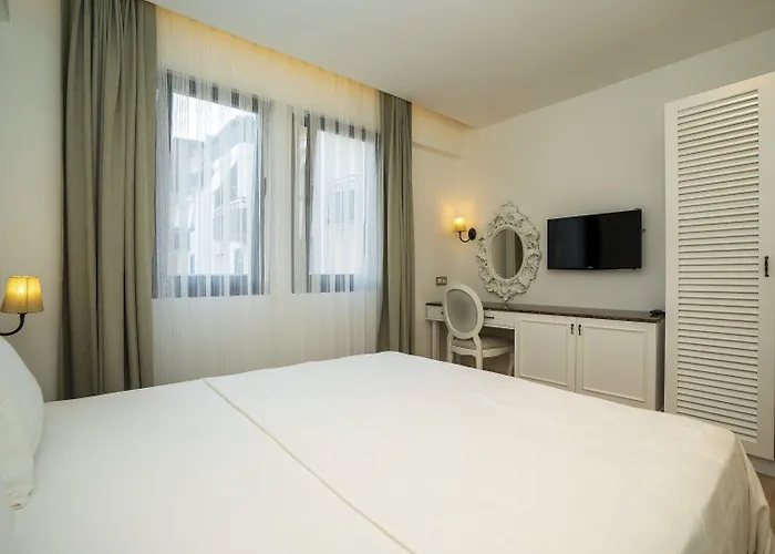 Channel Aparthotel 3*