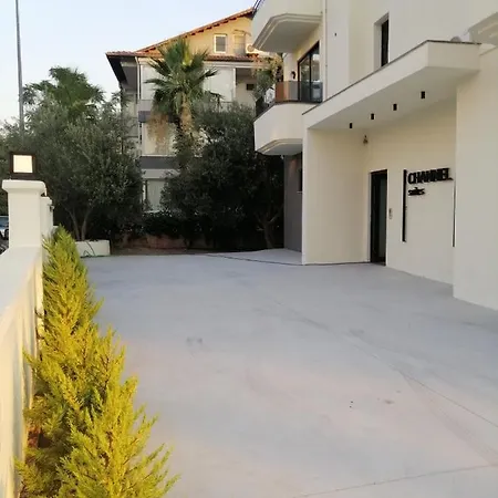 Channel Apartahotel *
