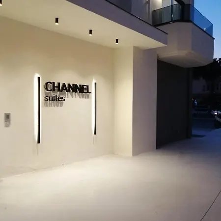 Channel Apartahotel *