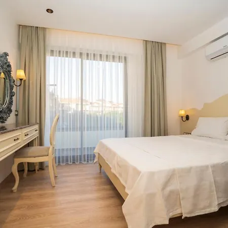 Channel Apartahotel 3*